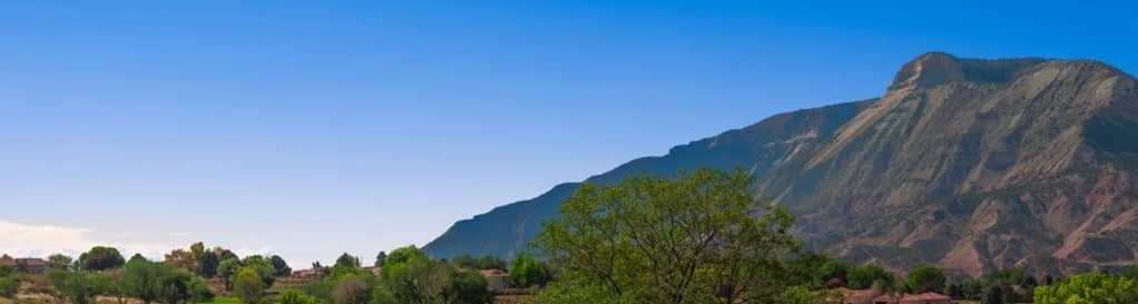 Hole 9 with mountain behind